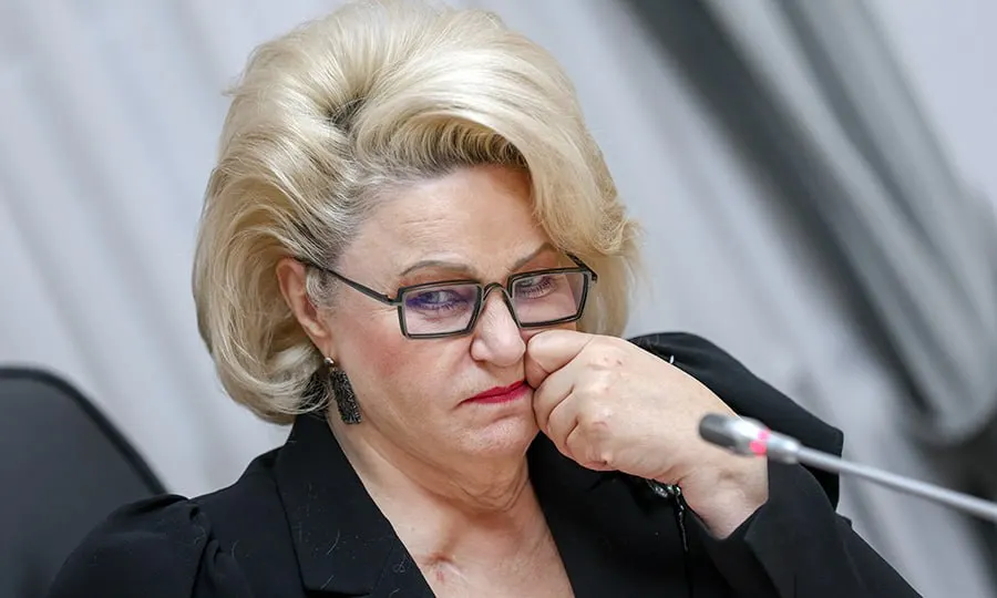 Нина Останина призвала Роскомнадзор и Минцифры ограничить время пребывания детей в онлайн‑играх и применить методы технического контроля, аналогичные замедлению мессенджеров.