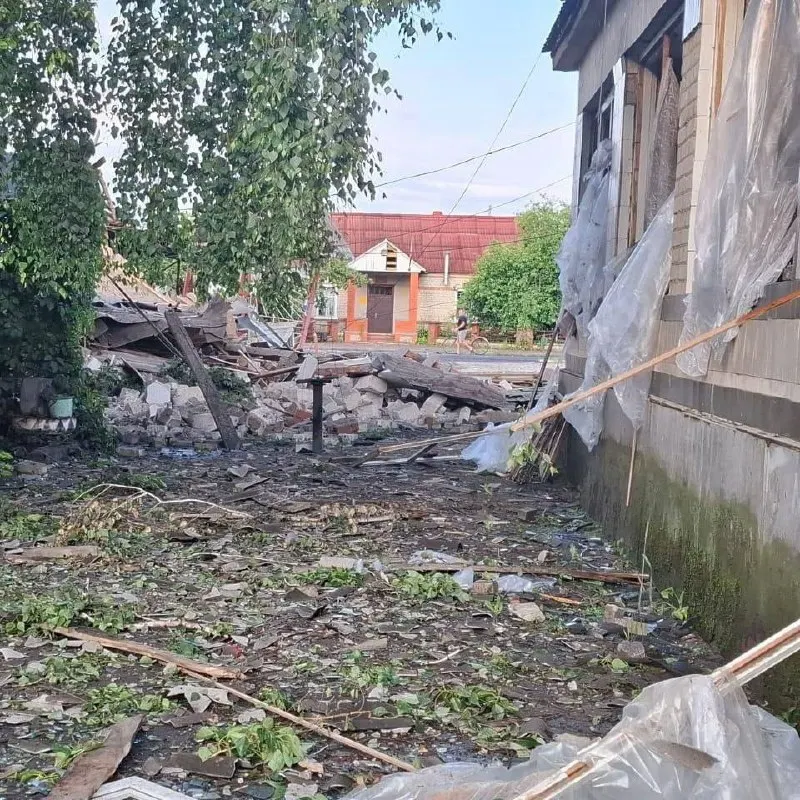 В селе Званное Глушковского района (Курская область), в 13 км от границы с Украиной, большинство зданий и инфраструктуры разрушено. Нет воды и газа, электричество с перебоями, связь нарушена — люди, в основном пенсионеры, пытаются выжить, некоторые дома разграблены.