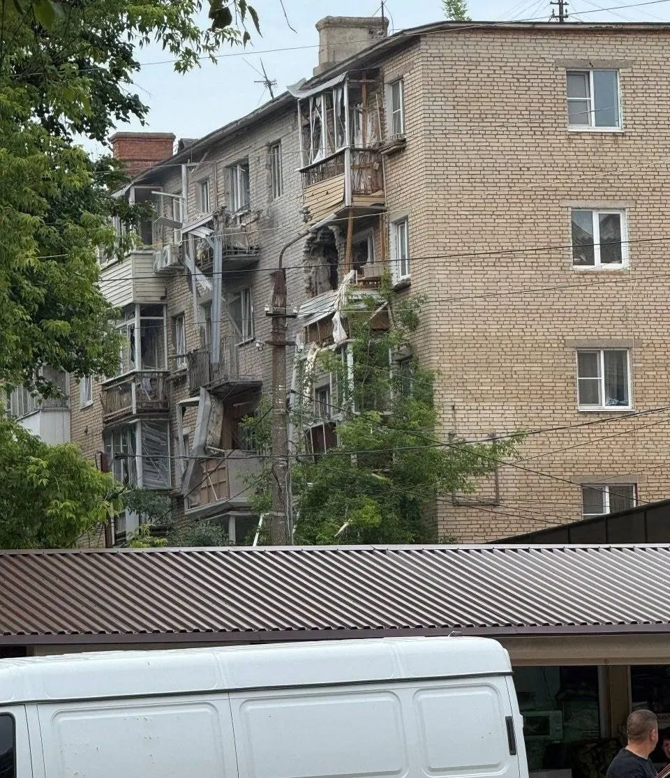 Губернатор Тульской области сообщил об атаке украинского БПЛА по многоэтажному дому в Щёкино — предварительно пострадавших нет. По стране продолжают сбивать дроны, в ряде аэропортов вводят ограничения.