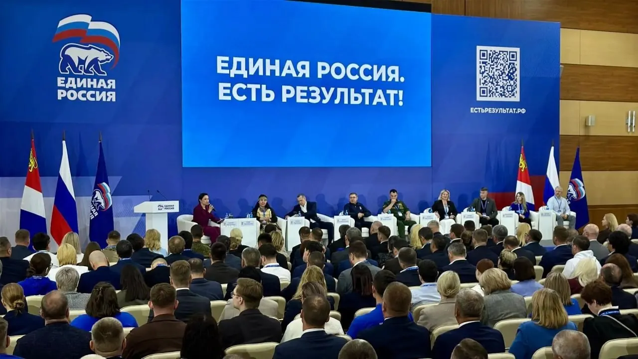 Для регионов введены индивидуальные ориентиры в диапазоне 47–51% для партии власти с целью сохранения конституционного большинства; эксперты предупреждают о рисках административного давления и указывают на изменения в законодательстве, облегчившие контроль над выборами.