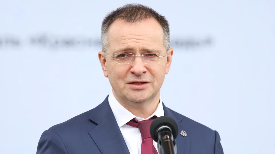 Он заявил, что контроль должен охватывать идею, сценарий, съемки и выпуск, чтобы бюджетные деньги не тратились на «барахло», и предложил создать экспертные механизмы для оценки исторического контента.