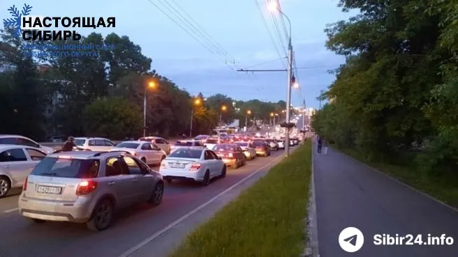 В нескольких сибирских регионах возник острый дефицит бензина — в Иркутске очереди на заправках достигают нескольких километров, автомобилисты проводят в них ночи, а власти ищут экстренные решения.