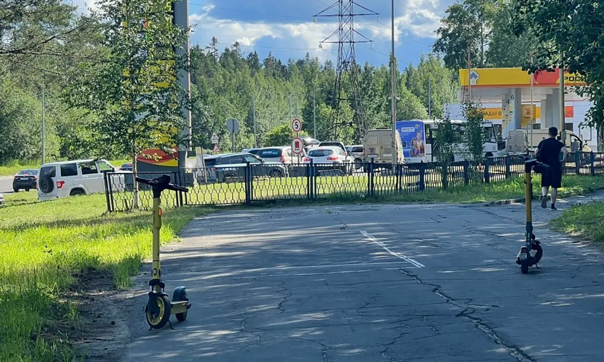 Во многих регионах страны сохраняется дефицит бензина и дизтоплива: заправки вводят жёсткие лимиты, очереди не сокращаются, в некоторых местах горючего нет вовсе.