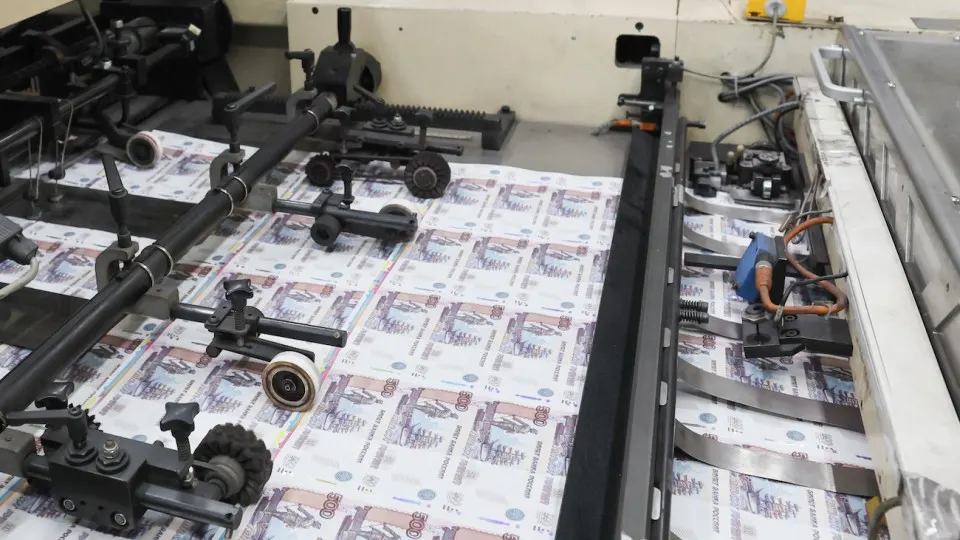 Центробанк массово кредитует банки под залог ОФЗ, что позволяет Минфину закрывать дефицит за счёт косвенного монетарного финансирования. Эксперты предупреждают об усилении инфляционного давления.