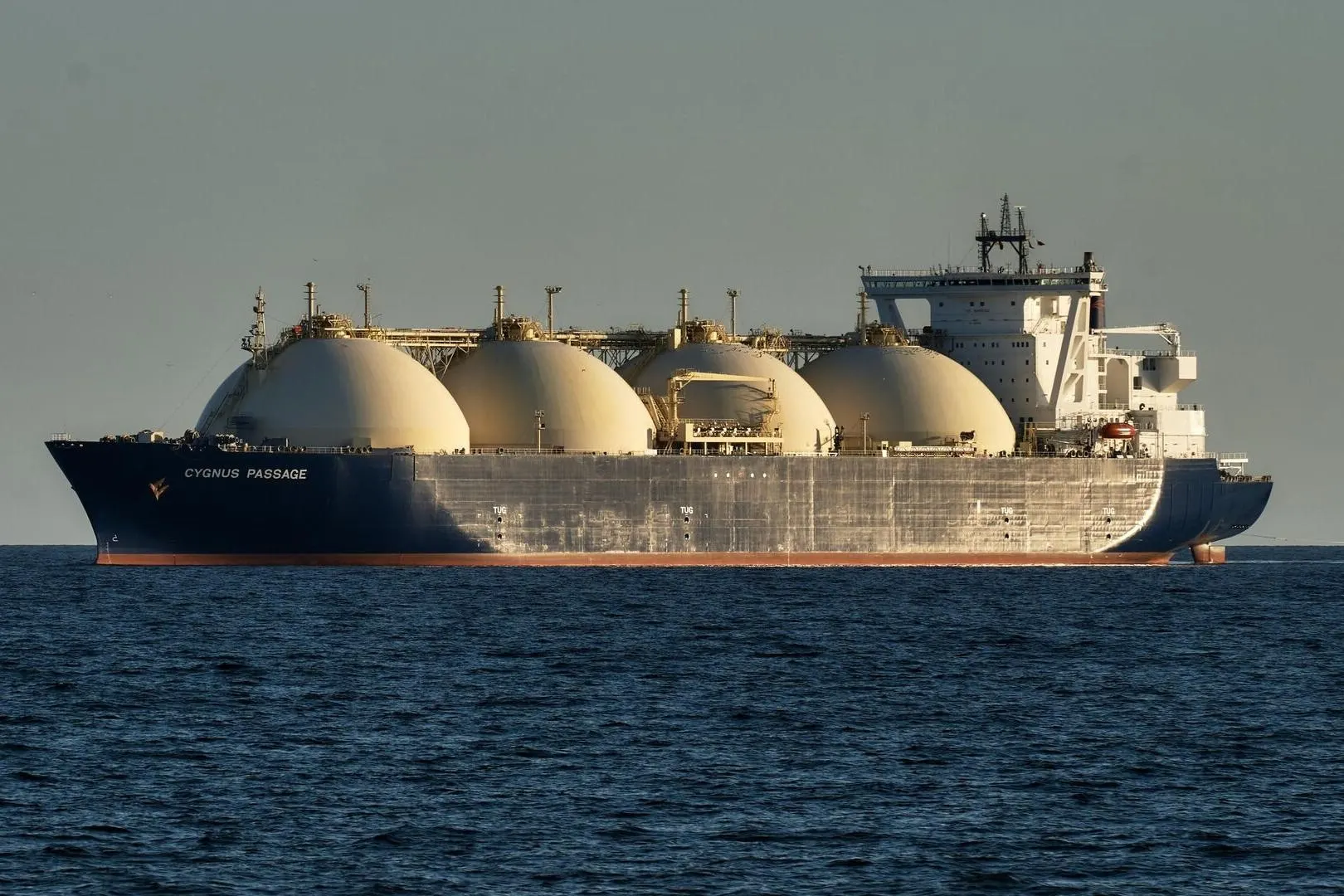 После утверждения поэтапного отказа от импорта российского газа Еврокомиссия разъяснила: европейским компаниям запретят перенаправлять купленный в России СПГ на рынки за пределами ЕС. Это ставит под вопрос долгосрочные контракты и может привести к претензиям о форс-мажоре у покупателей проекта «Ямал СПГ».