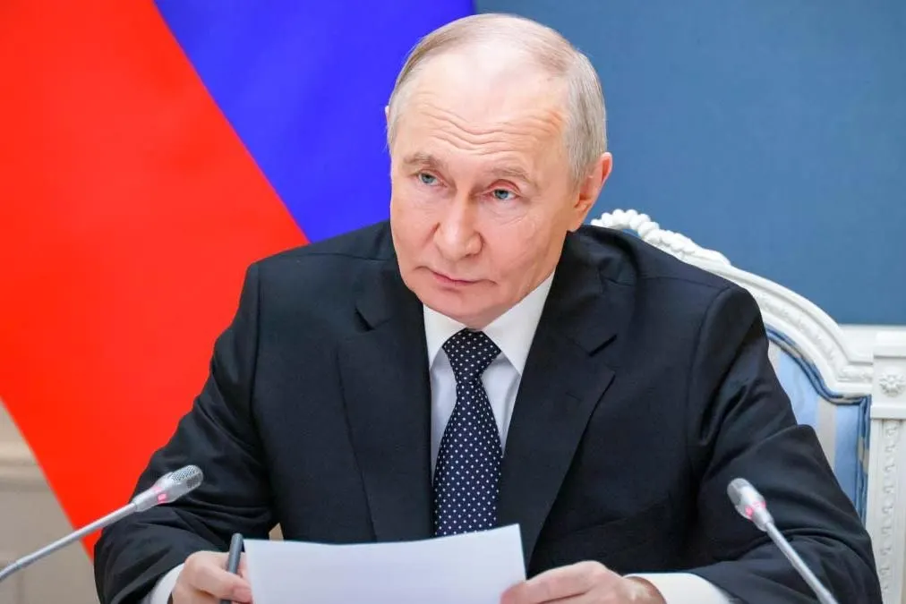 Указ президента разрешает приостанавливать исполнение обязательств перед кредиторами из признанных Россией «недружественных» стран и распространяется на банковские вклады. Мера вступила в силу 1 июня 2026 года.
