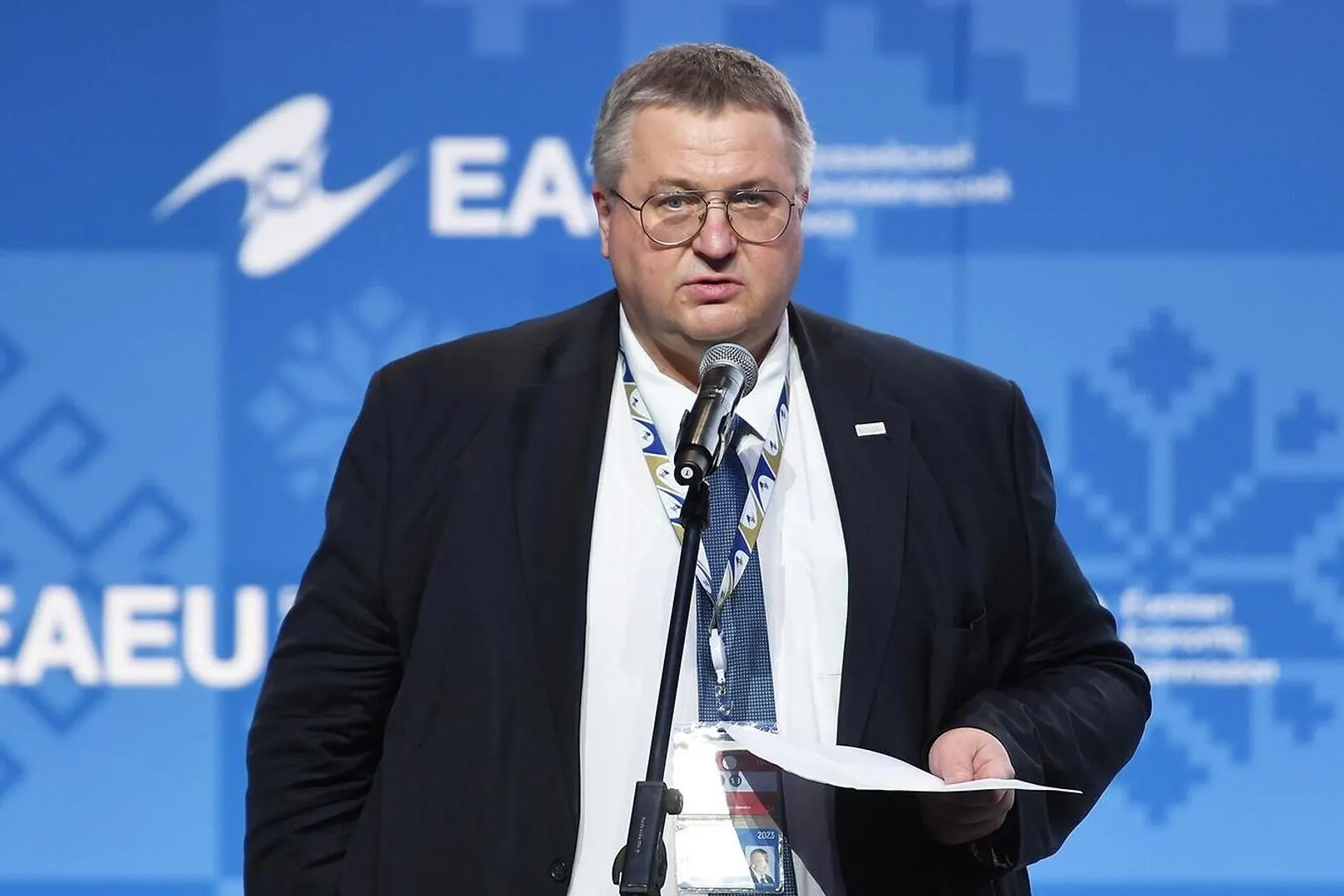 Вице‑премьер РФ Алексей Оверчук заявил, что страны ЕАЭС до декабря проанализируют правовые и практические аспекты приостановки членства Армении. Дальнейшие шаги, по его словам, будут зависеть от итогов парламентских выборов в Ереване.