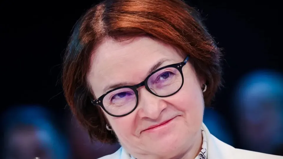 Отсутствие главы Центробанка на крупных экономических площадках породило слухи и запустило дискуссию о снижении ключевой ставки. Тем временем принятые бюджетные решения дают правительству и регионам большие возможности по наращиванию военных расходов — с риском для прозрачности и экономической стабильности.