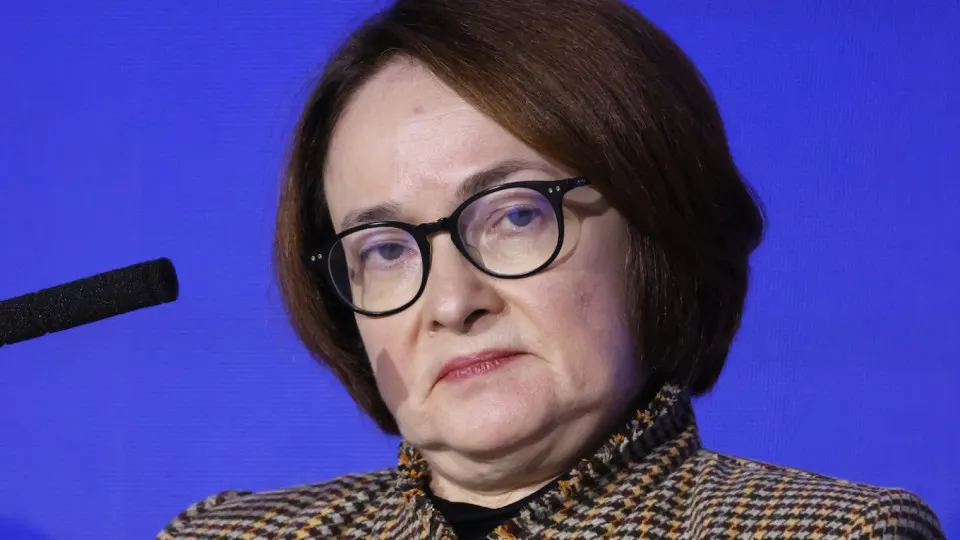 Резкий рост цен на бензин и значительное сокращение производства нефтепродуктов ускоряют инфляцию и сужают пространство для смягчения денежно‑кредитной политики, откладывая ожидаемое снижение ключевой ставки.