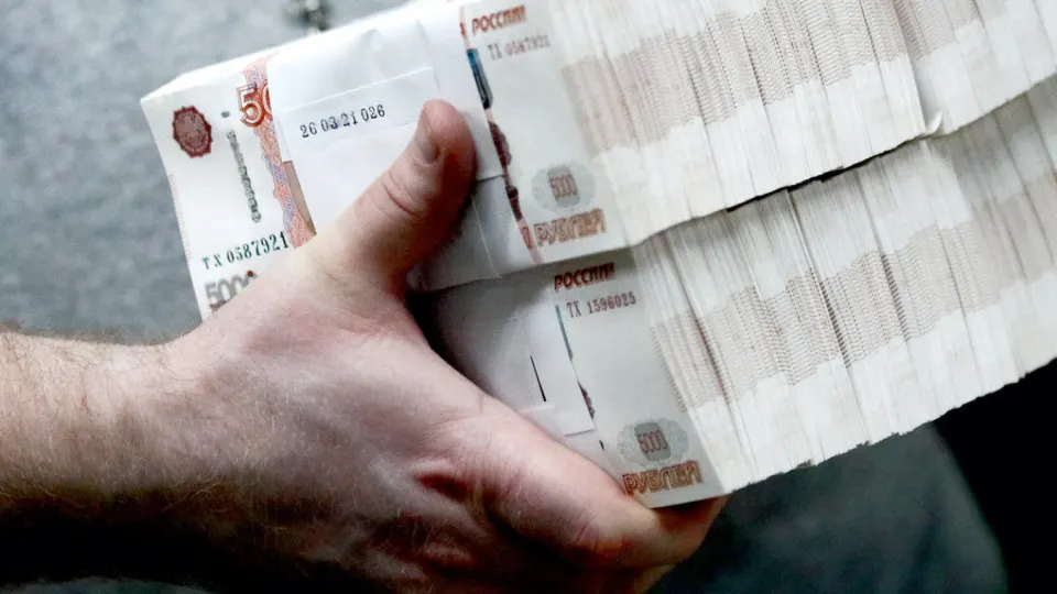 Банки и Центробанк отмечают масштабный отток в «кэш» на фоне сбоев в интернете и опасений по налогам; ЦБ ужесточил контроль за снятием и внесением наличных.