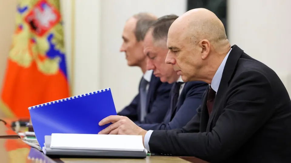 Индекс RGBI обновил минимумы, а доходности длинных облигаций достигли рекордных за год уровней — правительству придется платить до 15,5% по 10–15-летним бумагам. На рынок давят рост военных расходов, опасения по инфляции и осторожная политика Центробанка.