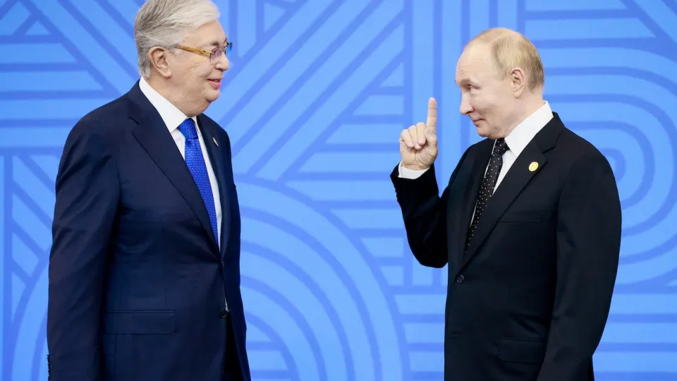 Из‑за остановок НПЗ и сокращения выпуска бензина Москва ведет переговоры о закупке около 50 тыс. тонн Аи‑92 у Казахстана; в качестве варианта рассматривают процессинг и обмен на авиакеросин. Власти также разрешили выпуск топлива по пониженным нормам и планируют морские поставки.