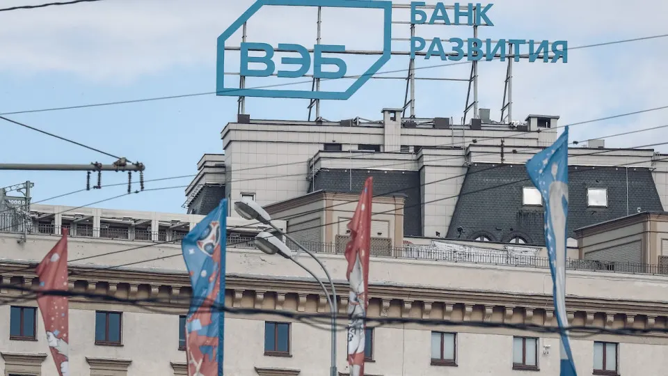 Государственный банк планирует сократить бюджет и уволить 15% штата: меры связаны с «кредитным охлаждением» экономики и директивами правительства, при этом банк сохраняет прибыль и получает большие вливания из Фонда национального благосостояния.