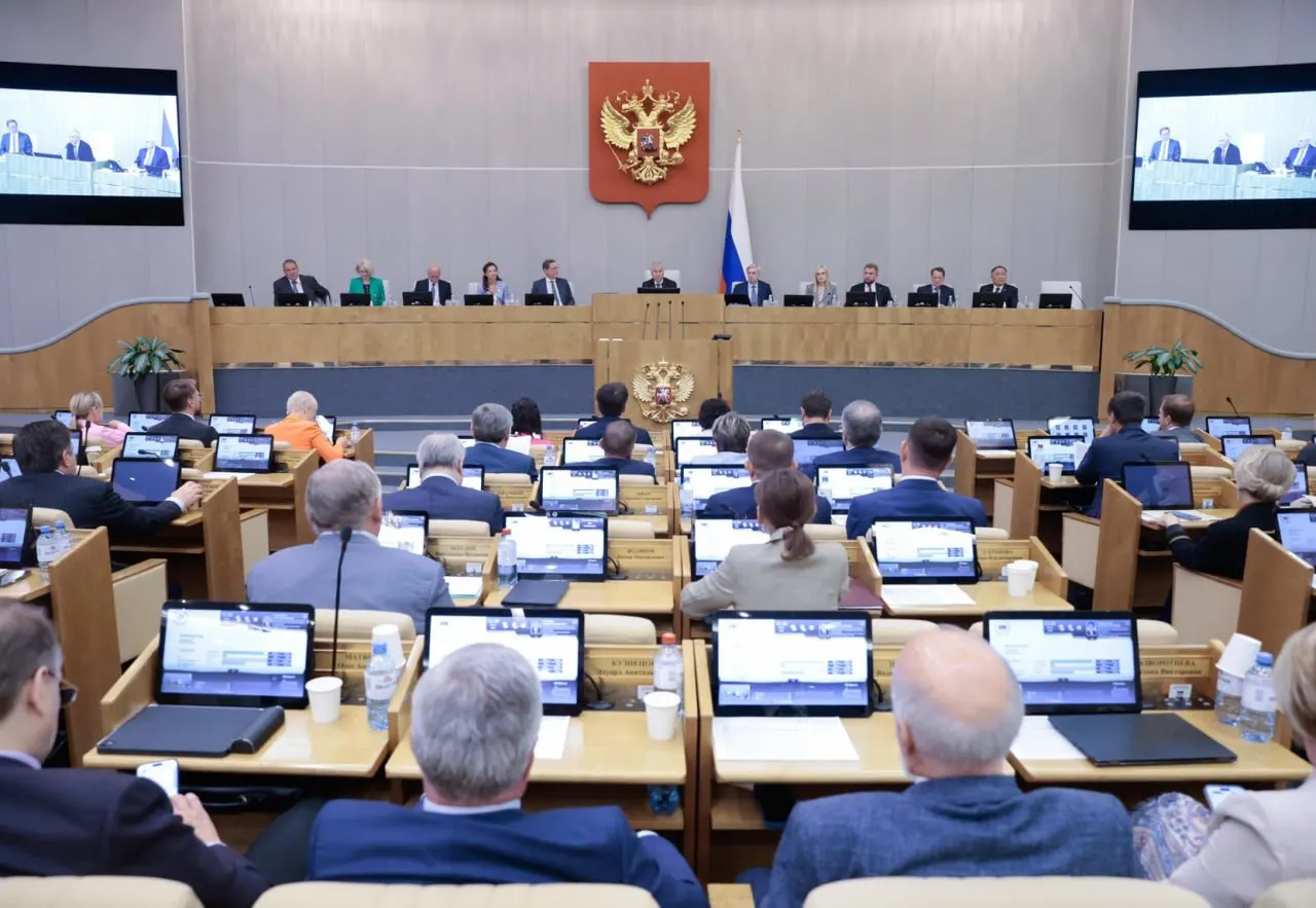 Анализ показывает: правительские инициативы проходят в Госдуме значительно чаще, чем депутатские; ключевые проекты в основном связаны с экономикой и бюджетом.