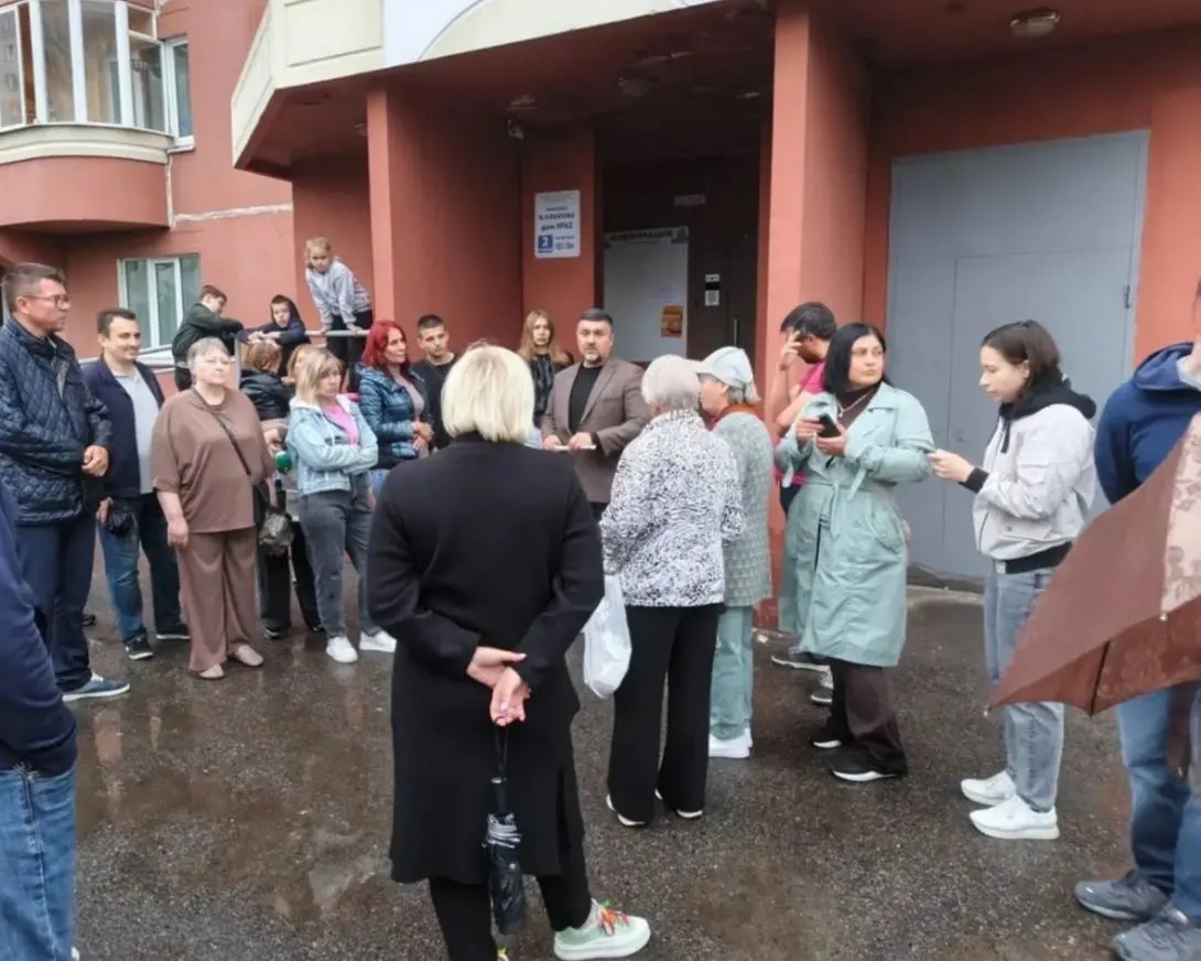 Мурал в память о пятилетнем мальчике, погибшем при падении обломков БПЛА летом 2025 года, хотели нанести на фасад без согласия собственников. После протестов и встречи с мэром размещение отказались осуществлять.