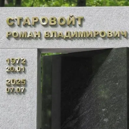 На Смоленском кладбище в Петербурге в годовщину смерти открыли памятник бывшему губернатору Курской области. На плите выбито стихотворение; ранее его связывали с получением «откатов» при строительстве линий обороны в регионе.