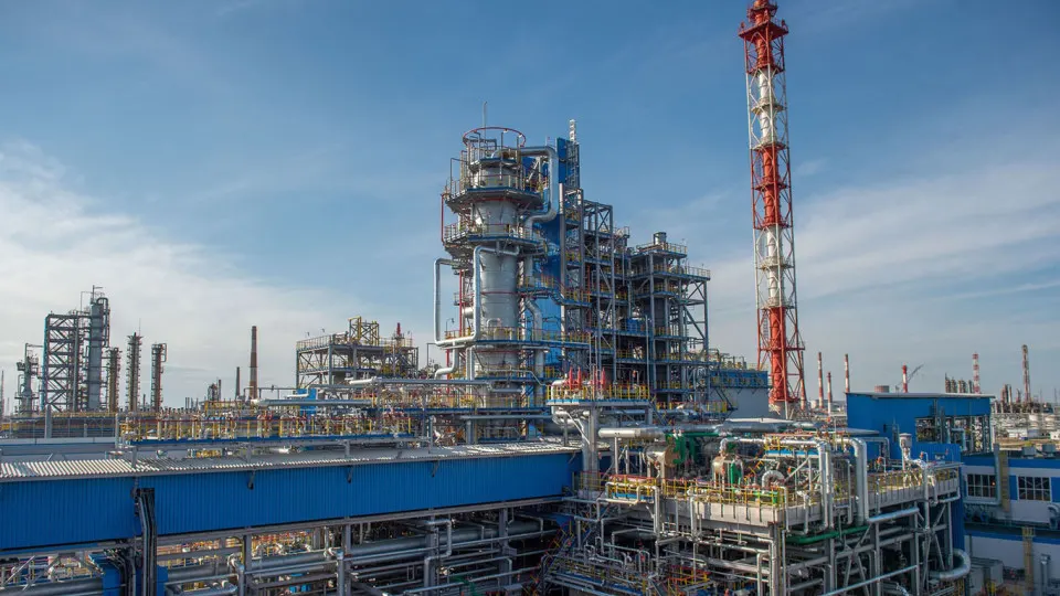После атаки беспилотников крупнейший нефтехимический завод в Салавате с 14 июля приостановил переработку сырья. Восстановление может занять от нескольких недель до месяцев, что усиливает дефицит нефтепродуктов в стране.