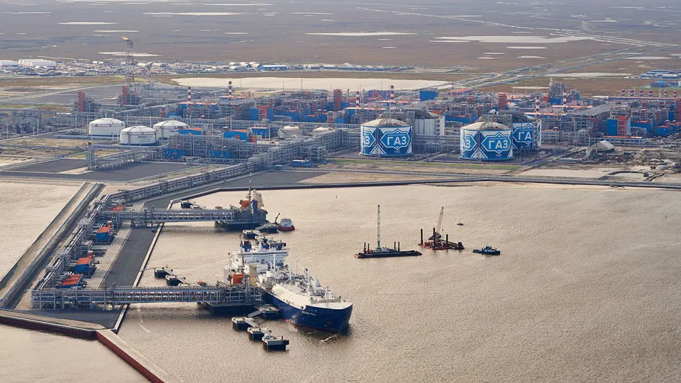 Несмотря на планы полного отказа от российского газа, в первом полугодии европейские компании импортировали рекордные 9,89 млн т СПГ с «Ямал СПГ», подстраиваясь под будущие запреты и пытаясь заполнить газохранилища.