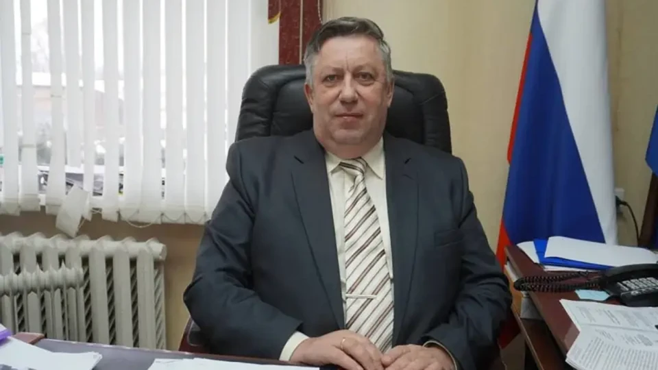 В центре Рыльска сработало дистанционно управляемое взрывное устройство в автомобиле с представителями районной администрации. Пострадали глава района и директор хозяйственного управления; на месте работают саперы и правоохранители.