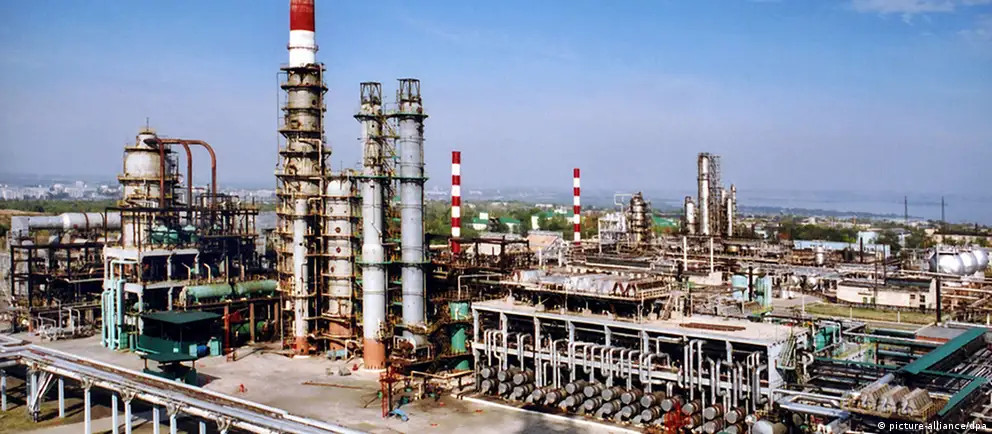 Ночью атакованы объекты в нескольких регионах: нефтепереработка в Самарской области, морские суда в Азовском море; на полуострове Крым зафиксированы масштабные отключения электроэнергии. Власти сообщают о большом числе перехваченных беспилотников и пострадавших.