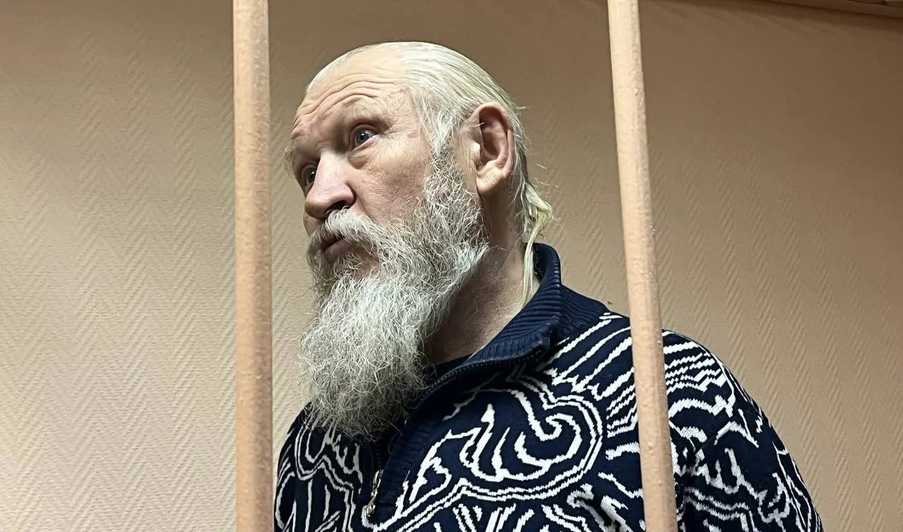 В обновлённом списке Росфинмониторинга оказался бывший депутат Госдумы от ЛДПР Михаил Глущенко, осуждённый в 2015 году на 17 лет за соучастие в организации убийства Галины Старовойитовой; ранее он был связан с тамбовской организованной преступной группировкой.