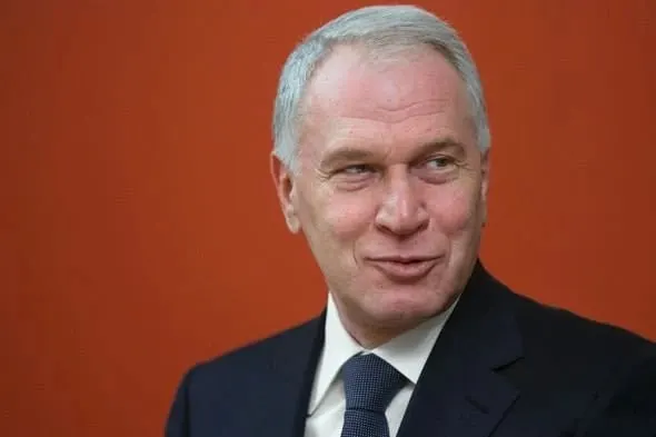 Указ о награждении опубликован на портале правовых актов: орден присуждён за вклад в социально значимые проекты, сохранение культурно‑исторических ценностей и благотворительную деятельность. Forbes оценивает состояние Ковальчука в $2 млрд; ранее он получал IV степень ордена.