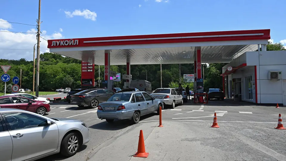 Цена белорусского бензина АИ‑92 выросла до 127 тыс. руб. за тонну: поставки ограничены, производство в России сократилось, власти увеличивают импорт, но санкции и логистика мешают быстрым поставкам.