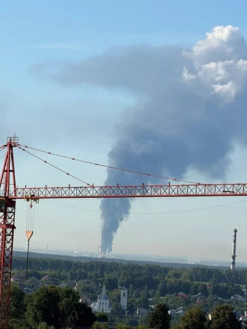 Ночью 2 июля беспилотники нанесли удар по крупному кстовскому нефтеперерабатывающему заводу, из‑за чего поставки бензина в Чувашию оказались под угрозой. Один человек погиб, несколько получили ранения.