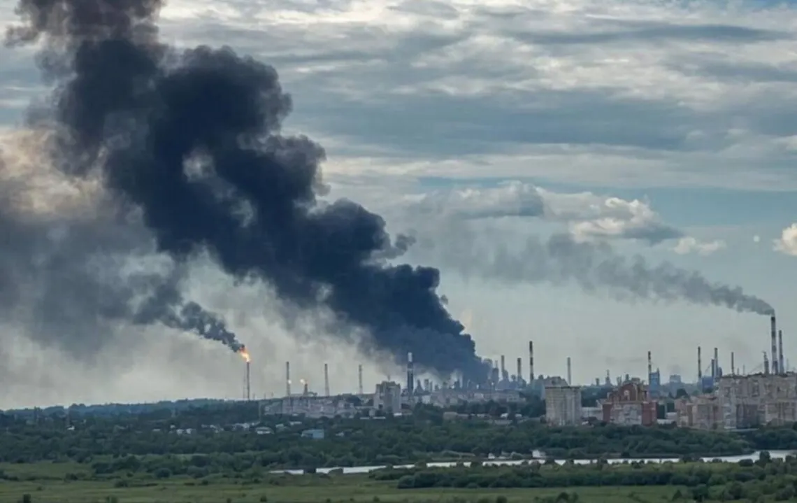 В результате удара беспилотников на Омском нефтеперерабатывающем заводе загорелась и вышла из строя установка, отвечающая за около 38% мощностей; часть производства приостановлена.