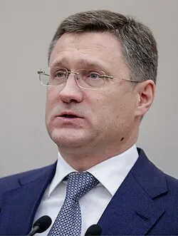 Вице‑премьер Александр Новак сообщил, что по решению штаба по топливному рынку запрет на экспорт бензина будет продлён до конца года; запрет на экспорт дизеля снимут по мере восстановления рынка.