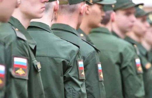 Правительство поддержало законопроект, который позволит направлять срочников на службу в пожарные подразделения МЧС — мера призвана компенсировать ежегодный отток персонала и покрыть дефицит тысяч сотрудников.