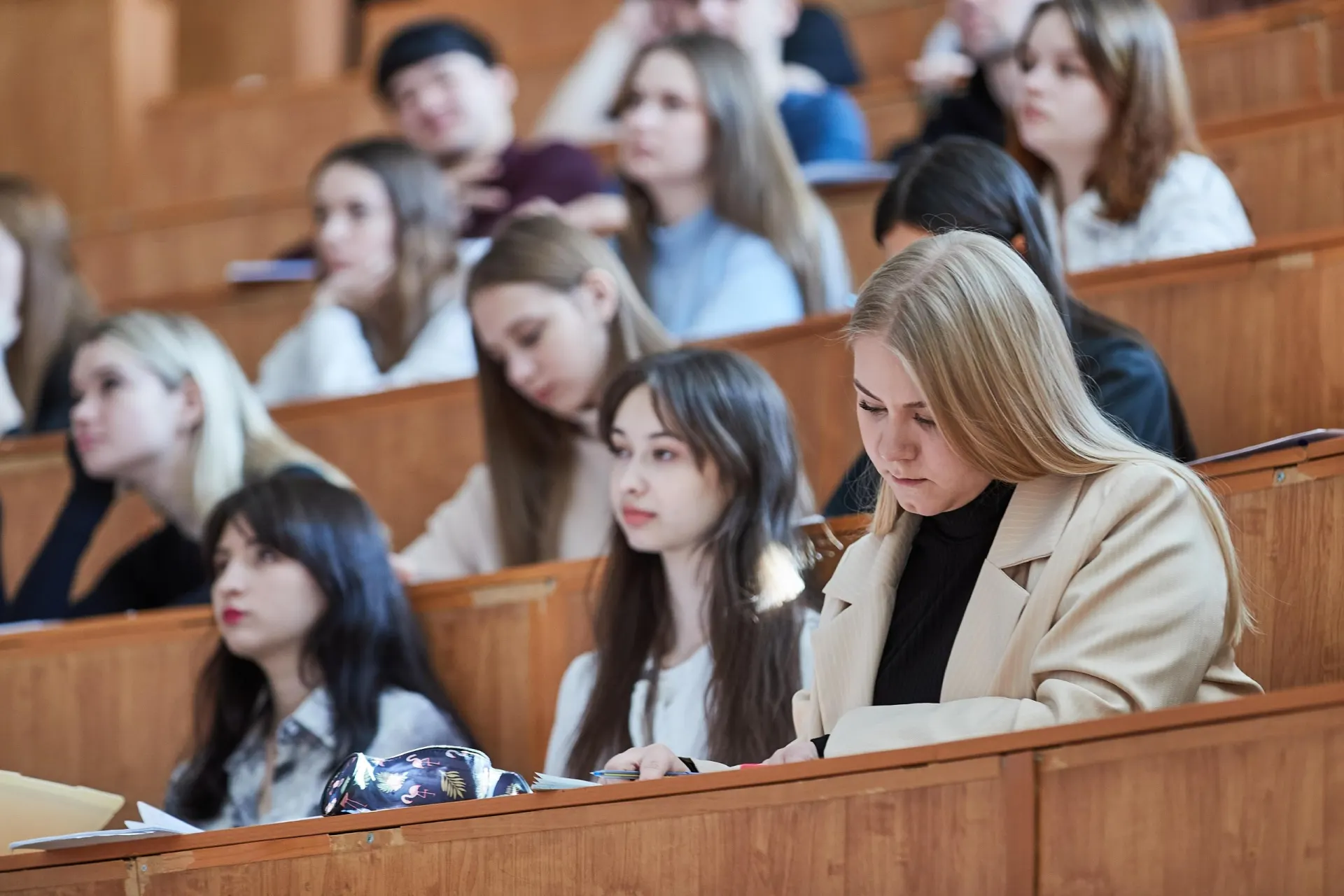 В обновлённых правилах целевого обучения министерство отменило штрафы в пользу требований о возмещении затрат и расширило основания для отчисления целевых студентов. Это затронет студентов, договоры с работодателями и вузы по всей стране.
