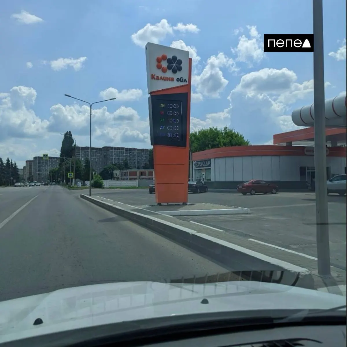 В ряде районов Курской области цены на АИ‑92 поднялись до 101 рубля за литр. На отдельных АЗС ввели лимиты по объёму и режиму отпуска топлива — только в баки и не более 20 литров.