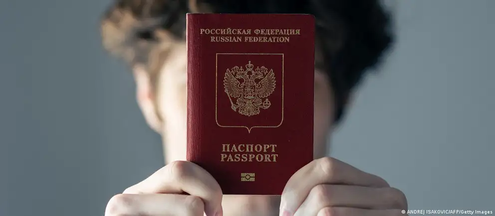 Под давлением Франции и Италии Евросоюз пересмотрел предложение о запрете въезда россиян, участвовавших в войне в Украине: теперь ограничения предлагается вводить только для краткосрочных виз и лишь в отношении тех, кто прямо участвовал в боевых действиях; расширены гуманитарные и служебные исключения. Ожидается, что пакет санкций будет утверждён в середине июля.