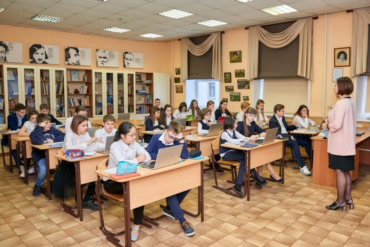 Указ закрепляет особый статус профессии, гарантирует условия для непрерывного профессионального развития, бесплатную юридическую помощь, год наставничества для новичков, доступ к государственным электронным образовательным ресурсам и присвоение звания «Ветеран труда» при стаже от 25 лет.