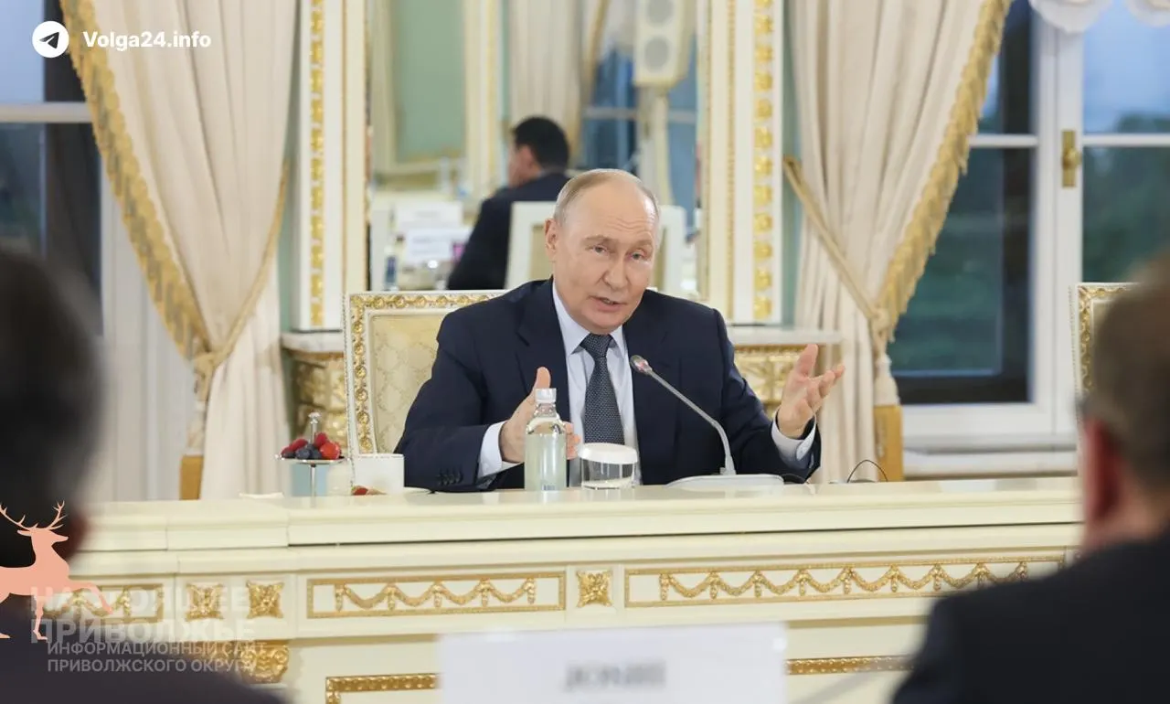 Президент заявил, что текущие проблемы на внутреннем топливном рынке носят временный характер и якобы созданы извне; при этом ВВП России за пять месяцев вырос на 0,2%.