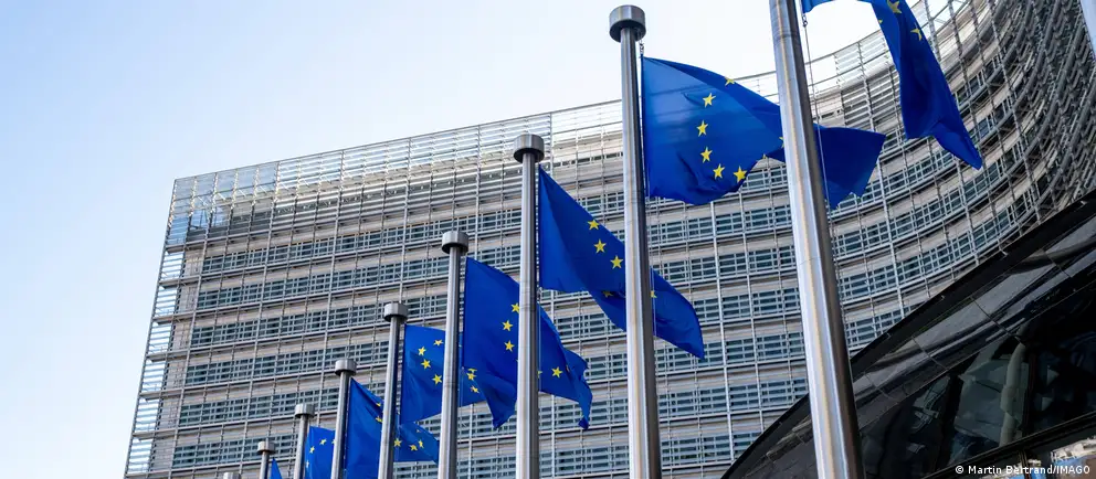 Страны ЕС согласовали новый пакет санкций: расширены ограничения против банков, сохранён потолок цен на нефть, усилены меры против «теневого флота», военной промышленности и криптовалют. Приняты и индивидуальные санкции против компаний и лиц; по ряду предложений достигнуты компромиссы или отложены решения.