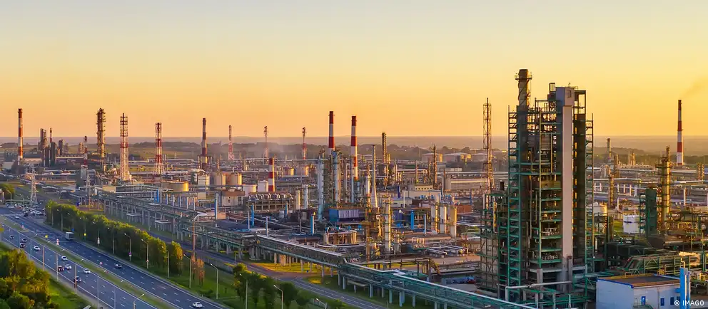 По данным аналитиков, в Ярославле ночью мог быть атакован нефтеперерабатывающий завод — двое ранены. В Крыму зафиксированы массовые отключения электроэнергии, часть объектов уже восстановлена.
