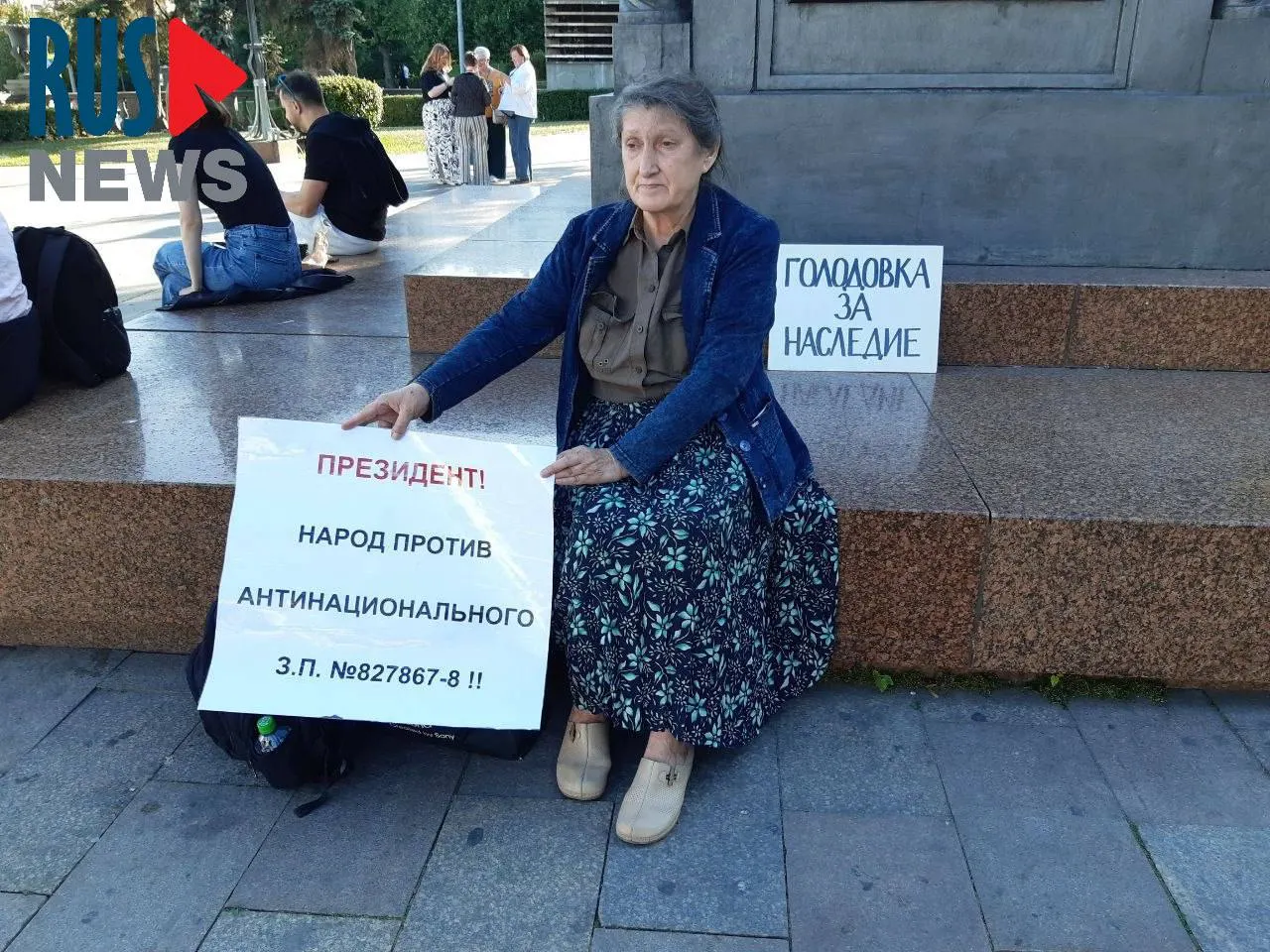 Наталья Шамина устроила голодовку у памятника Кириллу и Мефодию в защиту наследия; через час после начала акции её доставили в полицию.