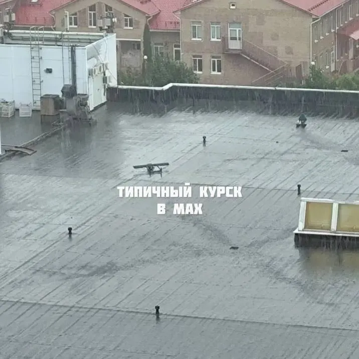 На проспекте Победы в Курске дрон упал на крышу торгового центра «Европа». Подробности инцидента уточняются.