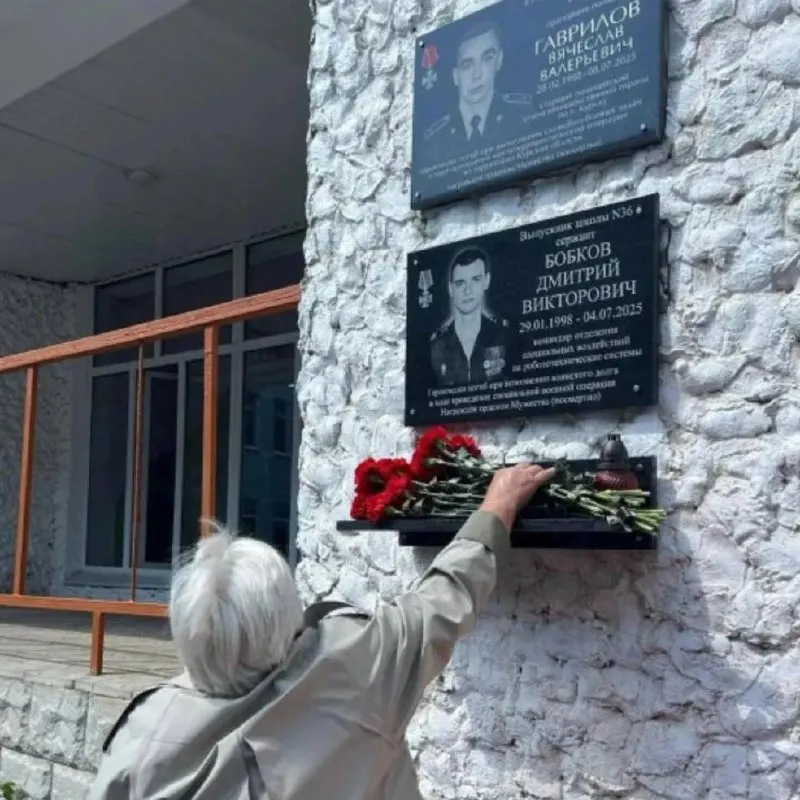 В школе №36 Курска создали музейное пространство в честь Вячеслава Гаврилова, погибшего 8 июля 2025 года при падении обломков беспилотника. Он спасал людей и был посмертно награждён.