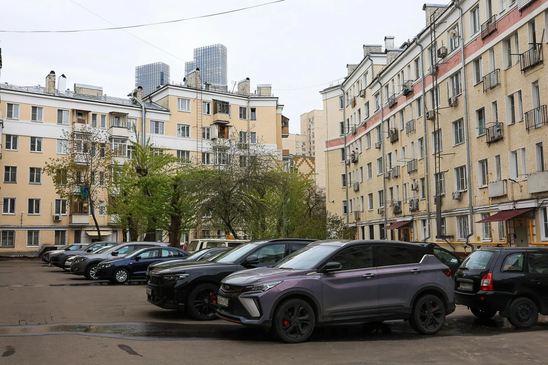 Гражданам начали приходить ретроспективные требования об уплате утилизационного сбора — иногда суммы значительно превышают стоимость автомобиля. Письма приходят массово, в том числе по машинам, ввезённым прежними владельцами. Что можно делать в такой ситуации.