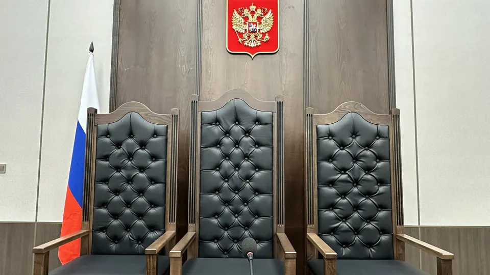Правительственная комиссия одобрила инициативу, подготовленную Верховным судом: планируется смягчить требования к образованию для ряда должностей в аппарате судов. Эксперты предупреждают о рисках временного наплыва сотрудников и необходимости улучшать условия труда и мотивацию.