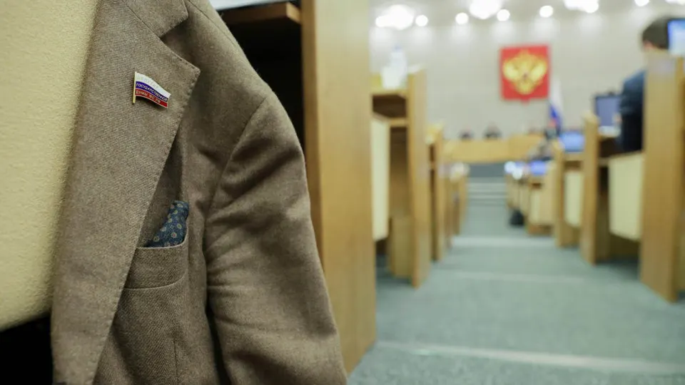 Правительство одобрило инициатору поправки, которые снимают санкции за отсутствие или несвоевременную подачу деклараций у депутатов региональных парламентов; проект требует доработки по оценке рисков при назначениях на госдолжности.