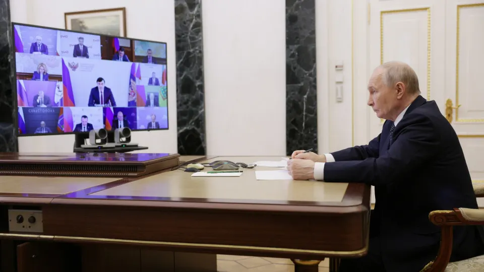 Глава государства одобрил предложение губернатора Забайкальского края о строительстве небольших нефтеперерабатывающих заводов для повышения внутреннего предложения после снижения переработки нефти и перебоев с поставками топлива.