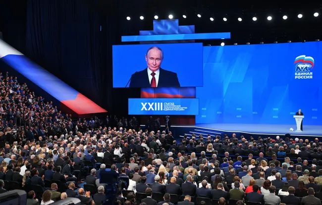 Администрация президента пересмотрела KPI для партии власти на думских выборах: в ряде регионов цель снижена до примерно 45% при ожидаемой явке около 50%. Решение связано с падением рейтингов, экономическими трудностями и усталостью общества.