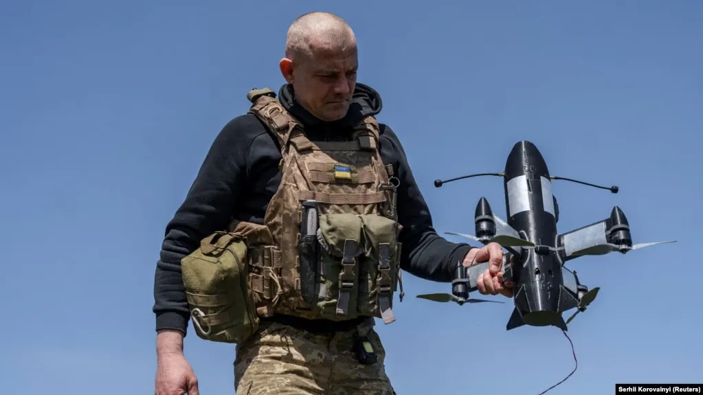 За ночь с 7 на 8 июля по нескольким регионам России зафиксированы удары беспилотников: сообщают о пожарах, пострадавших и повреждениях объектов. Минобороны сообщает об уничтожении 415 беспилотников средствами ПВО.