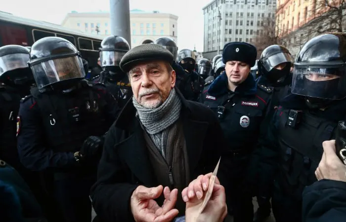 В Хорошевском суде Москвы началось заочное рассмотрение дела против 84‑летнего правозащитника: прокурор просит 6,5 года колонии и запрет администрирования сайтов на 10 лет.