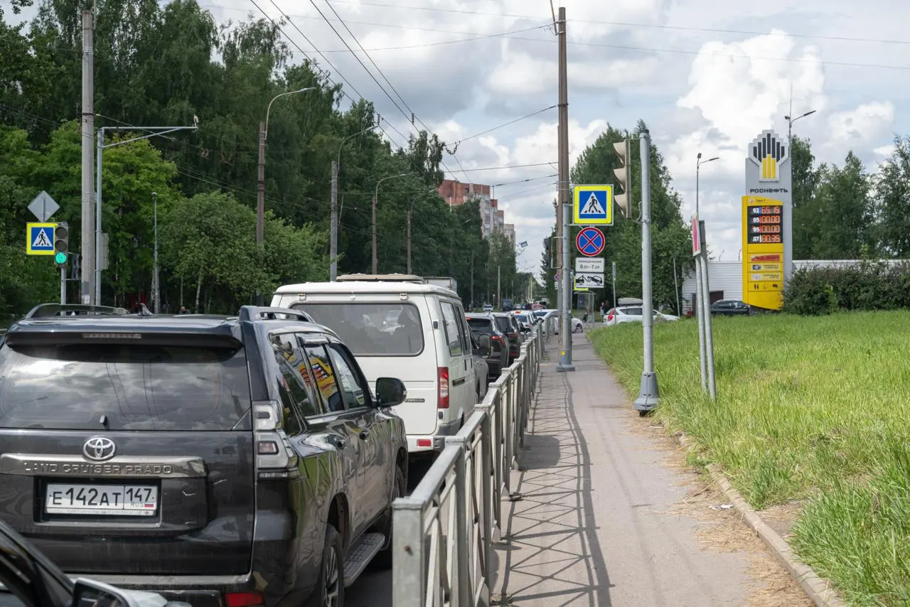 Проверка семи петербургских АЗС показала: городу пока привозят бензин Евро‑5. В июле в России временно разрешили оборот топлива стандарта Евро‑3 на фоне атак на НПЗ.