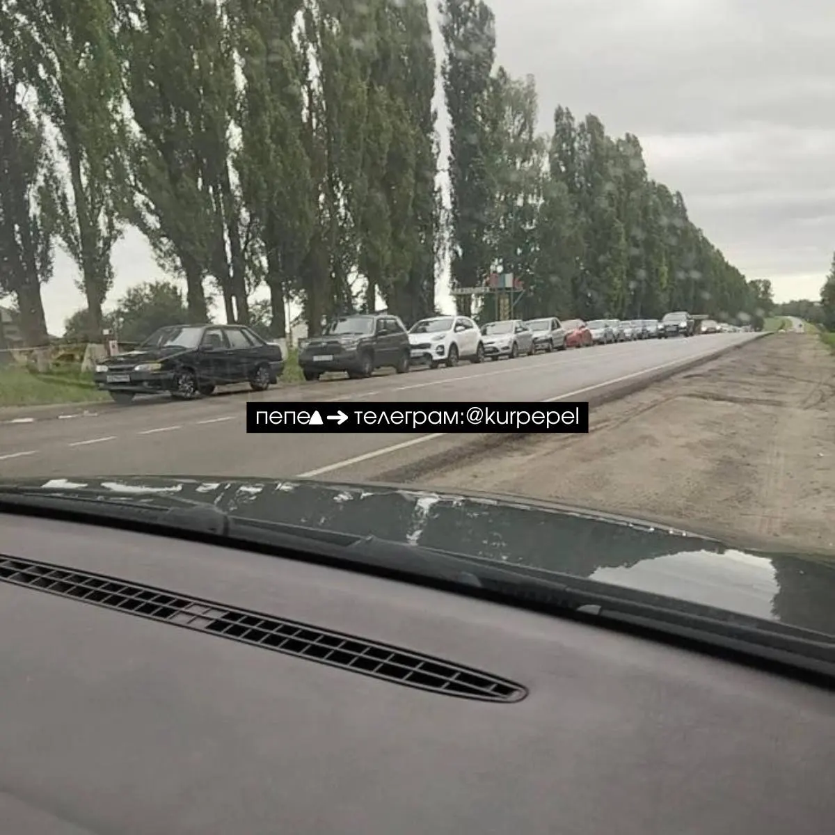 На АЗС в посёлке Конышевка жители приграничных районов стоят в очередях: при авиационной опасности розлив топлива приостанавливают, а регион запросил дополнительные поставки.